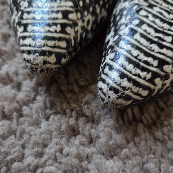 Elegant Black and White Women's Pumps - Picture 2 of 6